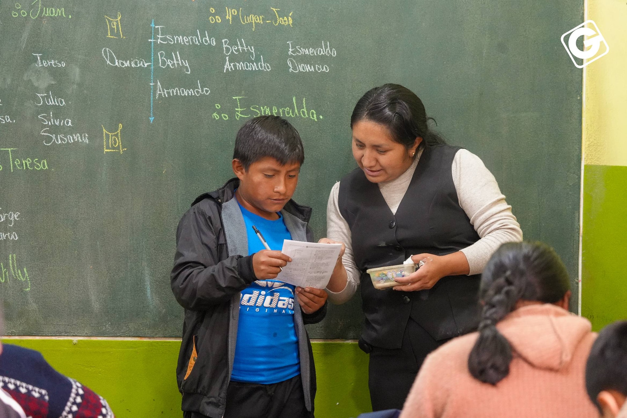 Estudiantes participando en clase
