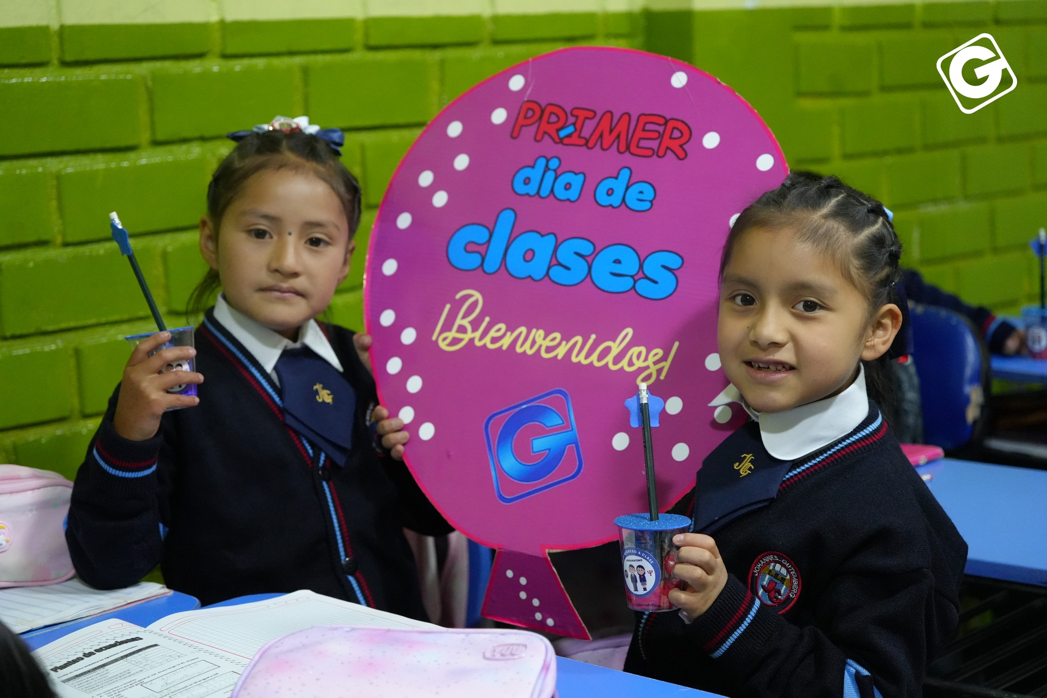 Docente guiando a sus alumnos